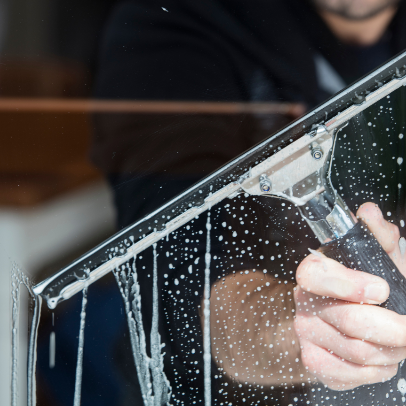 Streifenfreie Glasreinigung mit dem Abzieher, Detailaufnahme